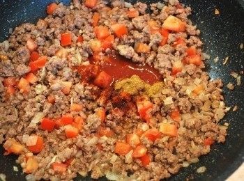 step3: 加入蕃茄丁及所有香料，小火燉煮至入味