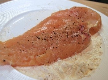 step5: 在平盤裡鋪上麵粉，將<a href="https://bit.ly/2ZxapeY" target="_blank" data-keyword="雞排" class="guide-link"><strong>雞排</strong></a> <span style="display:inline-block;vertical-align:middle;margin-top:-3px;color:initial;border-radius:3px;padding:2px 3px;font-size:12px;line-height:14px;background:#87d300;color:#fff;">即買</span> 兩面薄薄沾附一層麵粉