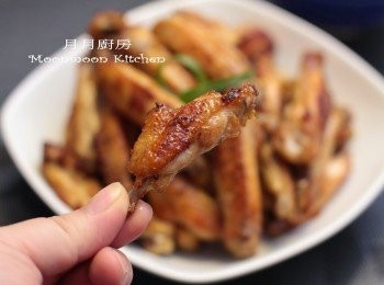 step3: 3. 燒熱鑊，下牛油及1湯匙生油，放入<a href="https://bit.ly/3zHU5V3" target="_blank" data-keyword="雞翼" class="guide-link"><strong>雞翼</strong></a> <span style="display:inline-block;vertical-align:middle;margin-top:-3px;color:initial;border-radius:3px;padding:2px 3px;font-size:12px;line-height:14px;background:#87d300;color:#fff;">即買</span> 以中小火煎熟即成。