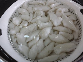 step3: 燒熱一鍋水，麵團以刀子逐少逐少刮入熱水中煮至熟，盛起過冷河，備用。