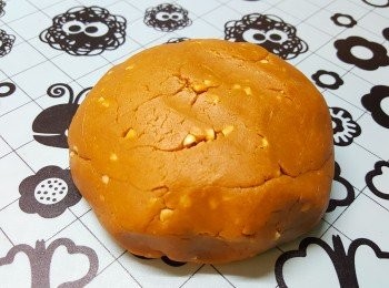 step4: 攪拌5分鐘後，拿出黑蒜麵糰。