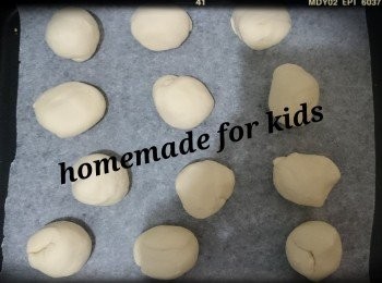 step2: 包面材料：
 •麵粉（plain flour）200克 
•水 100克 
•快速乾酵母（Instant Dry Yeast） 1/2茶匙 
•糖1½茶匙 
•菜油 1茶匙 

麵糰做法:
1）將所有材料搓成光滑麵糰
2）把麵團滾圓，放入一掃油的盤中，蓋上保鮮膜，靜置10分鐘。