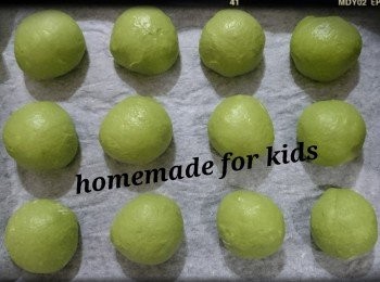 step6: 3. 用手按壓麵團，擠出空氣。分12分，每份約47g，滾成圓形