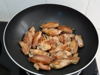 step2: 放油热锅，先把鸡翅膀煎到皮微微焦，反面继续煎！