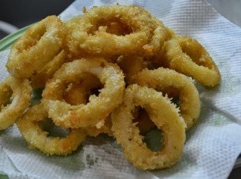 step5: 撈出，瀝乾油分，灑下適量辣椒粉就完成。