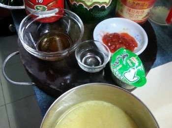 step3: 準備好所有調味料:酒.雞湯.辣豆辦醬