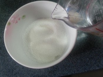 step4: 用120ml水將糖,鹽開溶待用灘凍待用
