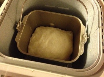 step1: 先準備中種麵團, 把高筋麵粉, 糖加入麵包桶內, 篤個小孔加入酵母, 然後埋了小孔, 再在邊邊倒入牛奶, 開麵團模式7分鐘, 然後按取消, 把麵團留在機桶內發酵3小時