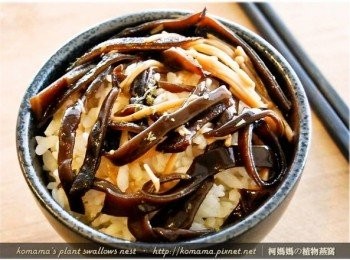 step3: 將黑木耳菇菇醬直接覆蓋在白飯上，口味偏重的朋友，可再淋上些許醬油。