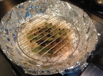 step3: 以鋁箔紙將鍋蓋與鍋子包覆，放入燻料(麵粉3匙、糖3匙、月桂葉7片、綜合義式香料適量、茶葉適量)以大火燻，冒煙時蓋上鍋蓋約5分鐘取出。