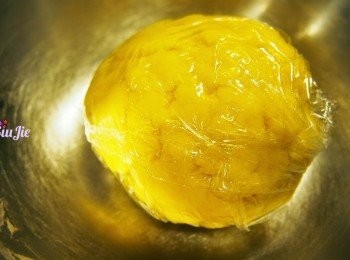 step2: 搓至不黏手便可以滾圓用保鮮紙包好放雪櫃普通格冷凍一小時至略為實身。