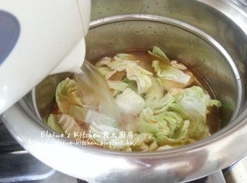 step5: 再加入椰菜拌勻後注入適量熱水 , 將煲內材料完全拌勻