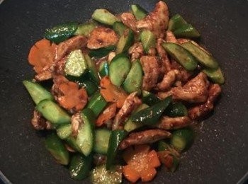 step6: 炒勻後用醃料的容器(不用洗)直接裝ㄧ點點水倒入炒鍋中 。