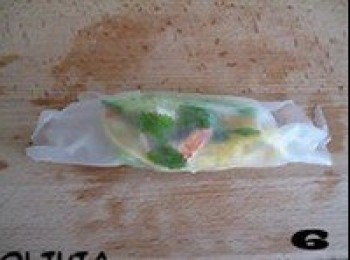 step6: 沿著底端向上捲起，切掉左右兩端多餘米皮，露出蔬菜蛋皮即可。依次製作擺盤