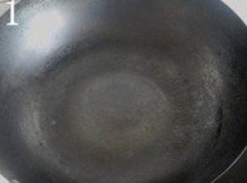 step1: 干鍋燒熱，可以用手在鍋的表面感受一下，感覺熱了就關掉火