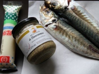 step1: 竹莢魚洗淨對半切開(可請魚販幫忙處理)兩面抹上少許鹽。