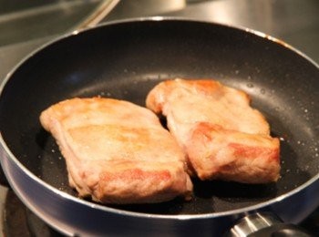 step3: 鍋加少許橄欖油，放入肉排各面煎至焦黃取出。