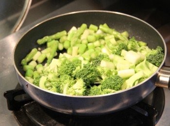 step3: 原鍋倒少許橄欖油炒香蒜末放入蘆筍與花椰菜，炒約7分熟保持青脆度取出。