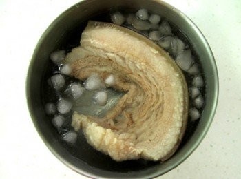 step2: 湯鍋加水煮滾後，放入薑片、蔥段、米酒煮滾放入五花肉煮至肉熟，可用筷子輕鬆從肉上穿過即熟透，放入加入冰塊的冷開水中漂涼五花肉。