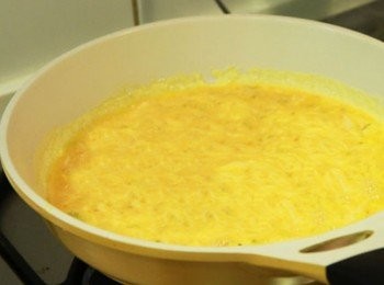 step2: 嫩蛋：將蛋、味霖:、鹽、黑胡椒打散拌勻，鍋倒少許油小火加熱將蛋液炒成嫩蛋倒出盛盤。