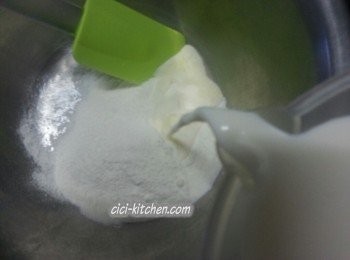 step2: 即食吉士粉加入牛奶攪拌至滑而帶杰身, 成吉士醬, 然後擺放於室溫中15分鐘, 以便吸收水氣.