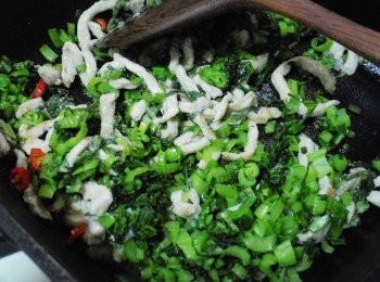 step5: 5.將步驟3已經炒香透的雪菜再次回鍋ˊ
嗆入米酒和少許高湯增加濕潤感ˊ
完成前加點白醋和胡椒粉即可。