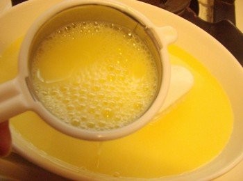 step4: 步驟4.蛋打散後加入所有<span class="group_2">調味</span>ˊ以順時鐘方式拌勻ˊ(避免產生過多氣泡).然後以濾網過濾掉雜質