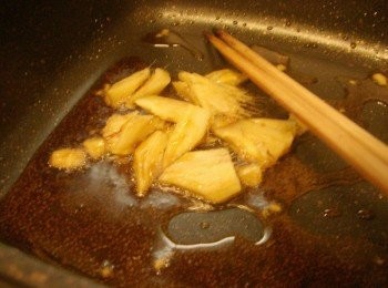 step3: 將米杯半杯的麻油下鍋ˊ用中小火慢慢煸香老薑