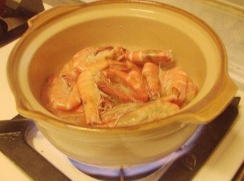 step4: 加入200cc米酒和蝦一起煮滾