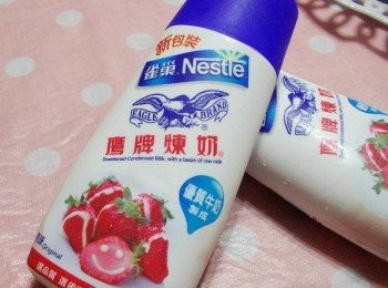 step8: 【鷹牌煉奶】 由歐洲原裝進口，100%優質牛奶製成， 開口設計非常方便，擠壓不回沾， 每罐鈣質含量相當於5杯200毫升鮮奶。 最重要的這是屬於記憶裡美好的味道~