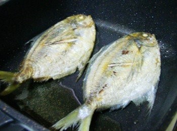 step2: 用原鍋留下的辛香油ˊ將處理好的肉鯧魚ˊ煎至兩面金黃ˊ 煎的時間依魚大小判斷ˊ完成再將爆香過的辛香<span class="group_1">材料</span>和魚一起擺盤即可