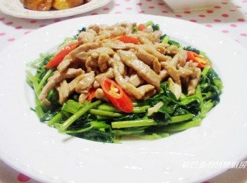 step6: 一般鐵含量高的蔬菜ˊ炒時容易反黑ˊ 可以運用和平時相反方式處理ˊ 就是爆炒完香料ˊ 別急著放青菜ˊ先加些水及少許鹽ˊ 再擺入預炒的蔬菜ˊ 讓青菜被油水包覆住ˊ 隔絕掉空氣ˊ 蔬菜不易氧化ˊ自然也可保持翠綠。 試試看喔~