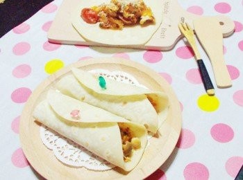 step10: 道地墨西哥薄餅會使用現磨玉米粉來製作ˊ (和我們平時料理用玉米粉不同ˊ不要搞錯哦) 因為材料取得不易ˊ這是歐巴桑變化版ˊ 也是目前大家普遍運用的方法ˊ 喜歡的可以試試ˊ非常有意思。