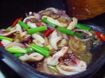 step5: 加入除了烏醋和香油外的所有<span class="group_3">調味</span>及少許水ˊ拌炒入味ˊ 完成前再加入酌量烏醋和香油即可