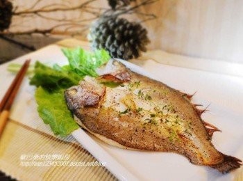 step5: 以往對於醃漬品ˊ就是覺得又鹹又乾柴ˊ 但試過【宜蘭六源味】的海鮮魚貨一夜干食材ˊ 真的顛覆我對醃漬的既有印象ˊ 它的鹹度恰到好處ˊ而魚肉還是保有我們買的鮮魚口感ˊ 就是讓我們省略再抹鹽即可方便料理。 而且包括再處理也都能省略ˊ真的相當方便~