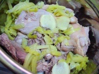 step3: 湯鍋擺入所有處理好<span class="group_1">材料</span>依喜好加入米酒ˊ和酌量水ˊ 用肉類燉煮功能ˊ完成略做<span class="group_2">調味</span>即可 (我是直接用快鍋煮ˊ約25分鐘就完成囉) 如用電鍋ˊ外鍋水1.5~2杯ˊ完成即可