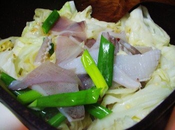 step4: 步驟3炒至喜好熟度時再加入新鮮魷魚和蔥綠以及<span class="group_2">調味</span>ˊ 最後拌炒均勻至魷魚熟透即可