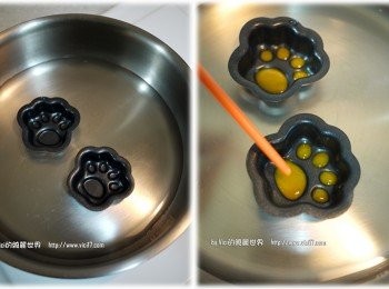 step2: 3 用隔水加熱法，將模放入裝水的鍋中，開微火
4 用吸管小心的把蛋黃先滴入爪肉裡