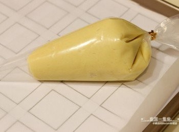 step4: 烤箱預熱至180度C(約356度F)，畫好的模板放入烤盤，鋪上一層烘焙紙。