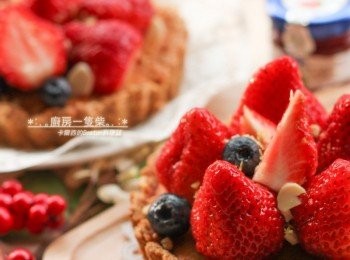 step8: 新鮮草莓洗淨、去蒂、擦乾表面水份，鋪在已經放涼的塔上。