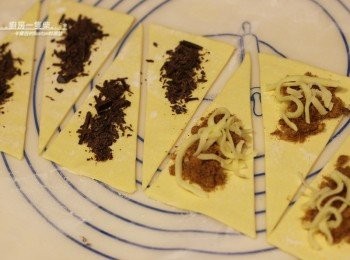 step6: 切好的酥皮鋪上適量巧克力屑、肉鬆+起司絲。