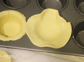 step11: 擀好後放入杯子蛋糕烤盤中，貼緊模具調整形狀，超過烤模的部份以手壓回整平。 **酥皮烤的時候會回縮，所以酥皮整形時要高於烤模**