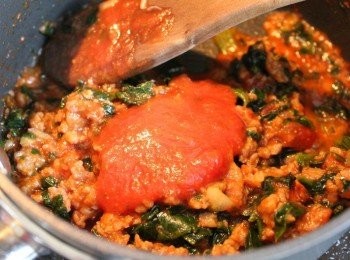 step5: 倒入適量的紅醬, 攪勻並煮滾