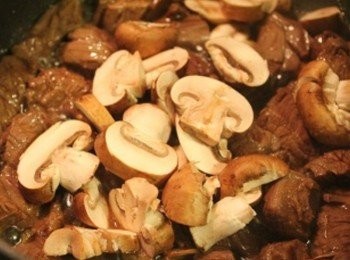 step3: 牛肉炒至表面上色(約5分熟) 把切片的蘑菇倒入一起炒