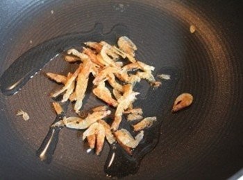 step2: 同時, 櫻花蝦用少許油爆香, 澎湖絲瓜去皮切長條狀, 並把囊的部份去除, 只留絲瓜肉的部分