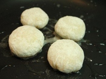 step9: 鍋中放少許油, 收口朝下, 中火慢煎