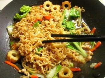 step3: 鍋中放油爆香洋葱,肉絲,竹輪.胡蘿蔔,再加水放入[牛頭牌咖哩塊]及少許泡麵調味粉