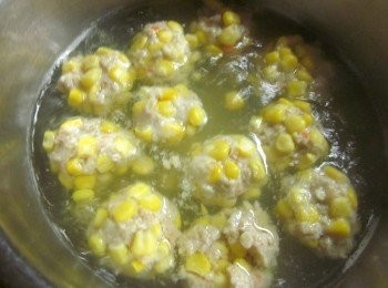 step6: 水滾後轉中小火,將5.放入煮約10分鐘即可,煮玉米的水很清甜,可苴接當湯喝