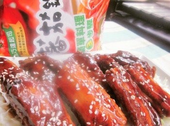 step5: 盤子以高麗菜絲鋪底,放上4.豬肋排,再灑些白芝麻裝飾即可上桌