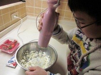 step3: 奶油乳酪放在室温軟化打發